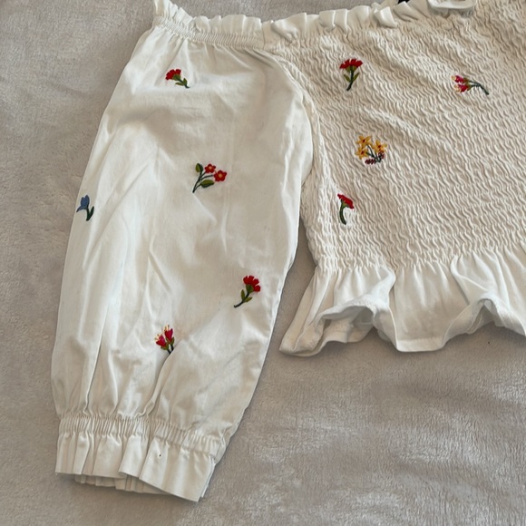 White smocked and embroidered crop top - Picture 3 of 3
